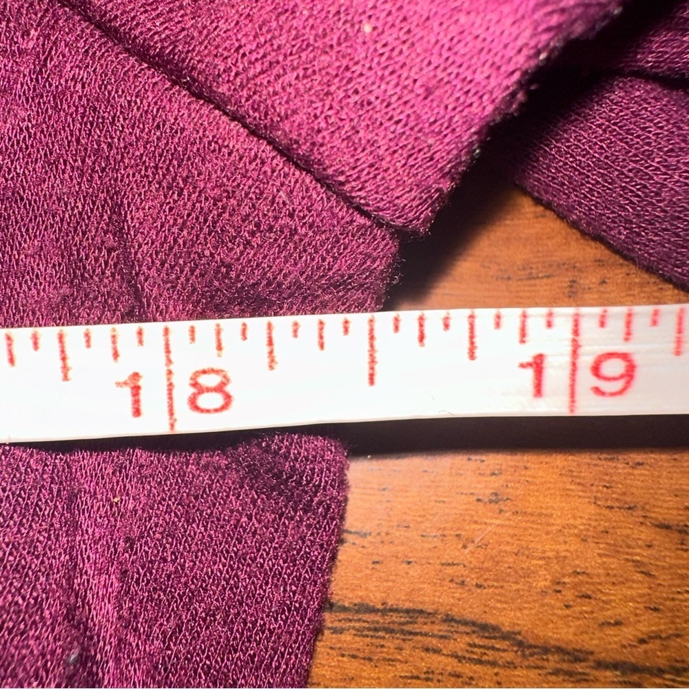 Simply Vera Wang Women’s Burgundy Textured Curved Hem Long Sleeve Top Medium - Picture 4 of 4